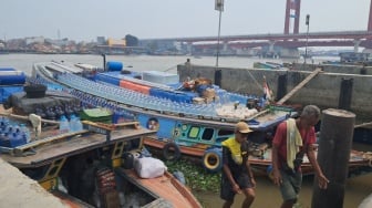 Kabut Asap di Sungai Musi, Saat Warga Tak Punya Pilihan Selain Tetap Bekerja
