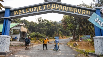 Petugas menutup jalur pendakian di Taman Wisata Alam Gunung Papandayan di Cisurupan, Kabupaten Garut, Jawa Barat, Minggu (27/9/2026). [ANTARA FOTO/Raisan Al Farisi/sgd]