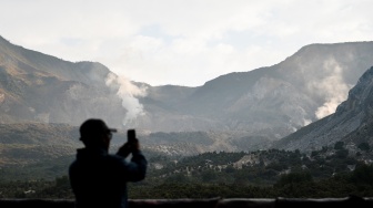 Petugas memantau aktivitas kawah Gunung Papandayan di Cisurupan, Kabupaten Garut, Jawa Barat, Minggu (27/9/2026). [ANTARA FOTO/Raisan Al Farisi/sgd]