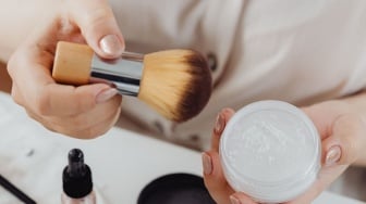 Setting Powder Bisa Jadi Finishing Powder? Kenali Perbedaannya agar Gak Salah Pakai