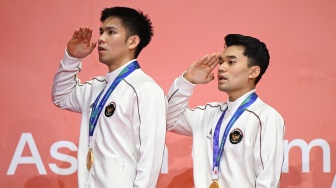 Pebulu tangkis ganda putra Indonesia Leo Carnando (kanan) dan Daniel Marthin (kiri) melakukan hormat bendera saat upacara medali usai mengalahkan pebulu tangkis China Liang Wei Keng dan Wang Chang pada final bulu tangkis ganda putra Asian Games 2026 di Ichinomiya City Municipal Gymnasium, Nagoya, Aichi, Jepang, Selasa (29/9/2026).  [ANTARA FOTO/Fauzan/wsj]