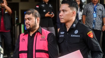 Tersangka kasus dugaan tindak pidana korupsi tata kelola program Makan Bergizi Gratis (MBG) pada Badan Gizi Nasional (BGN) Glory Harimas Sihombing (kiri) berjalan menuju mobil tahanan di Kejaksaan Negeri Jakarta Pusat, Selasa (29/9/2026). [ANTARA FOTO/Rivan Awal Lingga/wsj]