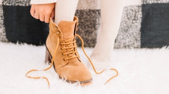 Bagaimana Cara Membersihkan Sepatu Suede yang Terkena Air? Ikuti 5 Tips Ini