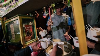 Jualan 30 Menit Langsung Ludes! Berkah Nobar Timnas di Kantor Gubernur Jateng Bikin Ketiban Rezeki