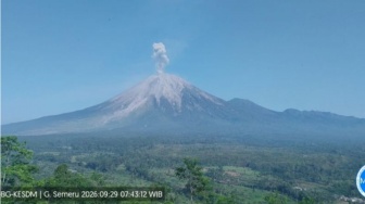 Dentuman Semeru Menggelegar Senin Malam Terekam CCTV, Petugas Ungkap Fakta di Baliknya