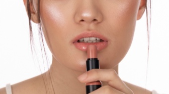 Cara Memilih Warna Lipstik Nude agar Tidak Kelihatan Pucat Seperti Orang Sakit