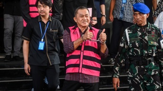 Tersangka kasus dugaan tindak pidana korupsi tata kelola program Makan Bergizi Gratis (MBG) pada Badan Gizi Nasional (BGN) Dadan Hindayana (tengah) berjalan menuju mobil tahanan di Kejaksaan Negeri Jakarta Pusat, Selasa (29/9/2026). [ANTARA FOTO/Rivan Awal Lingga/wsj]