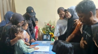 Isak Tangis Iringi Kepulangan Guntur, ABK Kapal Virgo Transport 8 yang Ditemukan di Dalam Kamar