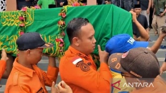 Pilu! Korban KM Virgo Transport 8 Dimakamkan di Madiun, Tinggalkan Istri dan Empat Anak