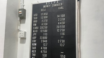 Rupiah Balik Rp18.000, Warga Mulai Ramai-Ramai Jual Dolar