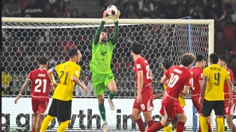 Penjaga gawang Tim Nasional Indonesia Maarten Paes (ketiga kiri) menangkap bola tendangan pesepak bola Tim Nasional Malaysia dalam pertandingan penyisihan Grup A FIFA ASEAN Cup 2026 di Stadion Utama Gelora Bung Karno (SUGBK), Senayan, Jakarta, Senin (28/9/2026). [ANTARA FOTO/M Risyal Hidayat/app/kye]