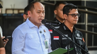 Kepala Pusat Penerangan Hukum (Kapuspenkum) Kejaksaan Agung Anang Supriatna (kiri) memberikan keterangan pers pelimpahan enam tersangka kasus dugaan korupsi Makan Bergizi Gratis (MBG) di Kejaksaan Negeri Jakarta Pusat, Selasa (29/9/2026). [ANTARA FOTO/Rivan Awal Lingga/wsj]
