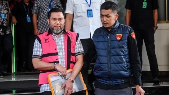 Tersangka kasus dugaan tindak pidana korupsi tata kelola program Makan Bergizi Gratis (MBG) pada Badan Gizi Nasional (BGN) Sony Sonjaya (kiri) berjalan menuju mobil tahanan di Kejaksaan Negeri Jakarta Pusat, Selasa (29/9/2026). [ANTARA FOTO/Rivan Awal Lingga/wsj]