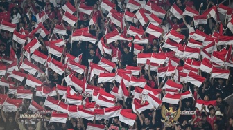 Suporter mengibarkan bendera Merah Putih untuk mendukung Tim Nasional Indonesia yang melawan Tim Nasional Malaysia pada pertandingan penyisihan Grup A FIFA ASEAN Cup 2026 di Stadion Utama Gelora Bung Karno (SUGBK), Senayan, Jakarta, Senin (28/9/2026). [ANTARA FOTO/M Risyal Hidayat/app/kye]