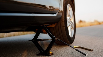 Bagaimana Dongkrak Hidrolik Kecil Sanggup Mengangkat Mobil yang Berat Menurut Hukum Pascal?