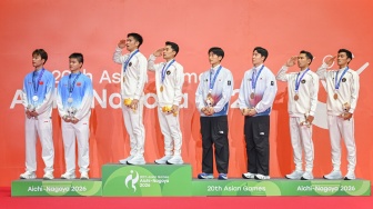 Pebulu tangkis ganda putra Indonesia peraih medali emas Leo Carnando (keempat kiri) dan Daniel Marthin (ketiga kiri) dan peraih medali perunggu Fajar Alfian (kedua kanan) dan M Shohibul Fikri (kanan) melakukan hormat bendera saat upacara medali final bulu tangkis ganda putra Asian Games 2026 di Ichinomiya City Municipal Gymnasium, Nagoya, Aichi, Jepang, Selasa (29/9/2026).  [ANTARA FOTO/Fauzan/wsj]