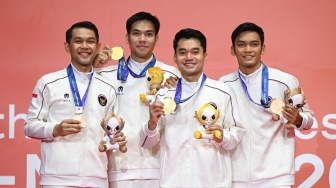 Pebulu tangkis ganda putra Indonesia peraih medali emas Leo Carnando (kedua kanan) dan Daniel Marthin (kedua kiri) dan peraih medali perunggu Fajar Alfian (kiri) dan M Shohibul Fikri (kanan) berfoto bersama usai upacara medali final bulu tangkis ganda putra Asian Games 2026 di Ichinomiya City Municipal Gymnasium, Nagoya, Aichi, Jepang, Selasa (29/9/2026).  [ANTARA FOTO/Fauzan/wsj]
