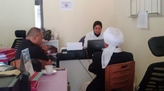 Didampingi Istri, Oknum 'Abah' Mantan Pimpinan Ponpes Jalani Pemeriksaan Kasus Pelecehan Seksual
