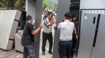 Petugas mengangkut barang saat pembongkaran bangunan di Lapas Kelas IIA Cibinong, Kabupaten Bogor, Jawa Barat, Rabu (30/9/2026). [ANTARA FOTO/Yulius Satria Wijaya/kye]