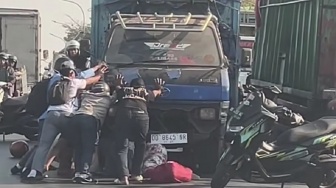Warga Evakuasi Korban dari Kolong Truk di Makassar: Balita Tewas, Tiga Luka-Luka