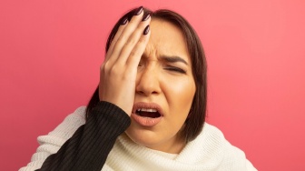 9 Cara Mudah Atasi Mata Kedutan Sebelum Berubah Jadi Penyakit Serius