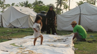 Sejumlah warga bersiap mendirikan tenda pengungsian di Tendakinde, Kabupaten Nagekeo, Nusa Tenggara Timur, Selasa (29/9/2026). [ANTARA FOTO/Mega Tokan/app/rwa]