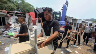 Petugas mengangkut barang saat pembongkaran bangunan di Lapas Kelas IIA Cibinong, Kabupaten Bogor, Jawa Barat, Rabu (30/9/2026). [ANTARA FOTO/Yulius Satria Wijaya/kye]