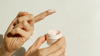7 Manfaat Utama Krim Pagi untuk Kulit Wajah, Apakah Wajib Pakai yang Mengandung SPF?