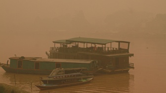 Sejumlah perahu sandar di Sungai Kahayan yang diselimuti asap di Palangka Raya, Kalimantan Tengah, Selasa (29/9/2026). [ANTARA FOTO/Auliya Rahman/rwa]