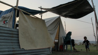 Warga penyintas gempa bumi bercengkerama dengan anaknya di depan tenda pengungsian di Tendakinde, Kabupaten Nagekeo, Nusa Tenggara Timur, Selasa (29/9/2026). [ANTARA FOTO/Mega Tokan/app/rwa]