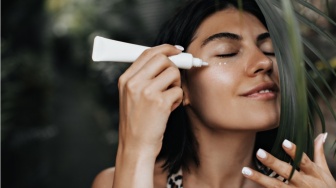 Segar Sekaligus Kencang, 5 Eye Treatment Mentimun untuk Cegah Penuaan Dini