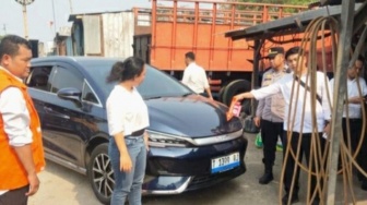 Dibuntuti dari Bank, Uang Rp 1,3 Miliar di Mobil WNA Dirampok di Cikampek