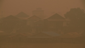 Kondisi permukiman warga di bantaran Sungai Kahayan saat kabut asap di Palangka Raya, Kalimantan Tengah, Selasa (29/9/2026). [ANTARA FOTO/Auliya Rahman/rwa]