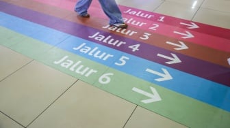 Pengguna transportasi umum berjalan mengikuti penunjuk arah (wayfinding) di area Terminal Blok M, Jakarta Selatan, Rabu (30/9/2026). [Suara.com/Alfian Winanto]