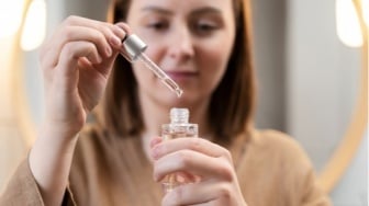 4 Serum Witch Hazel Andalan Kulit Berminyak Kontrol Sebum dan Atasi Jerawat