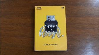 Review Novel Resign!: Saat Keluar dari Kantor Jadi Sebuah Taruhan