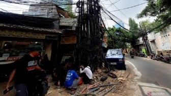 5 Tahun Dibiarkan Semrawut, Kabel di Kuningan Barat Bikin Pengendara Sering Terpeleset!