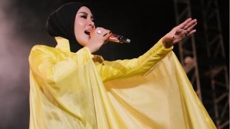 Menyikapi Rasa Posesif dengan Kegenitan Elegan ala Syahrini, 'Seperti Itu?'