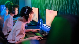 Bukan Cuma Main Game: Mengapa Anak SD Sekarang Lebih Betah di Roblox?