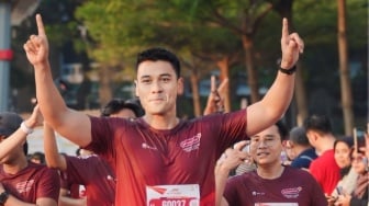 Chicco Jerikho Ikut Lari Bareng Hampir 3.000 Peserta di Surabaya