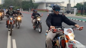 Viral Video Calon Kapolri Suyudi Ario Seto Atraksi Debus Bikin Bengkok Golok dengan Tangan Kosong