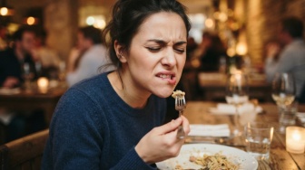Arti Lidah atau Bibir Tergigit Saat Makan Menurut Primbon Jawa, Lagi Jadi Bahan Omongan?