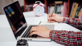 Bukan Cuma Merek dan Harga, Ini 8 Hal Paling Krusial Saat Membeli Laptop untuk Kuliah