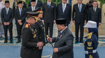 Presiden Prabowo Subianto (kanan) menyerahkan tongkat komando saat melantik Kapolri Jenderal Pol. Suyudi Ario Seto (kiri) bersama Wakapolri Komjen Pol. Wahyu Hadiningrat (kedua kiri) di Istana Negara, Jakarta, Kamis (1/10/2026). [ANTARA FOTO/Galih Pradipta/nz]