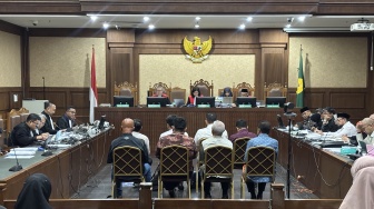 Jaksa KPK Tunjukkan Uang Sitaan Hampir Rp11 Miliar dalam Sidang Kasus Haji: Bapak Kenal?