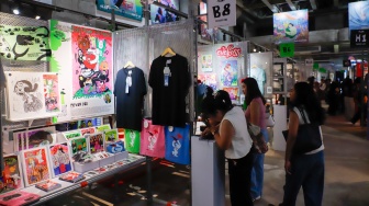 Pengunjung mengamati berbagai karya seni yang ditampilkan dalam Jakarta Illustration and Creative Arts Fair (JICAF) 2026 di Agora Mall, Thamrin, Jakarta, Kamis (1/10/2026). [Suara.com/Alfian Winanto]