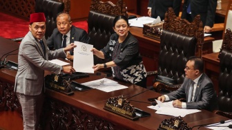 Ketua DPR Puan Maharani (kedua kanan) menerima hasil Uji Kelayakan dan Kepatutan Calon Kapolri dari Ketua Komisi III DPR Habiburokhman (kiri) saat Rapat Paripurna Ke-8 DPR Masa Persidangan I Tahun Sidang 2026-2027 di Kompleks Parlemen, Senayan, Jakarta, Kamis (1/10/2026). [ANTARA FOTO/Asprilla Dwi Adha/sgd/agr]