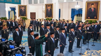 Presiden Prabowo Subianto melantik sejumlah Menteri, Wamen dan Kepala Lembaga Kebinet Merah Putih di Istana Negara, Jakarta, Kamis (1/10/2026). [ANTARA FOTO/Galih Pradipta/nz]

