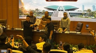 Dapur MBG Ditutup, 13 Ribu Mitra Terlilit Utang! DPR Janji Mediasi dengan BGN