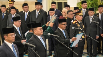 Ketua Ombudsman Nuzran Joher (kedua kanan) mengucap sumpah saat pelantikan Menteri, Wamen dan Kepala Lembaga Kabinet Merah Putih di Istana Negara, Jakarta, Kamis (1/10/2026). [ANTARA FOTO/Galih Pradipta/nz]